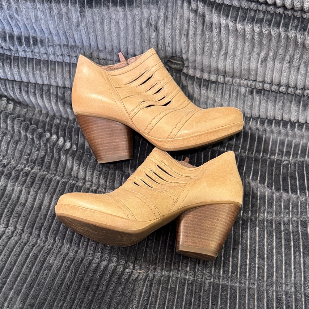 Dansko Meadow ankle boots booties sand nubuck leather 38 7.5 8